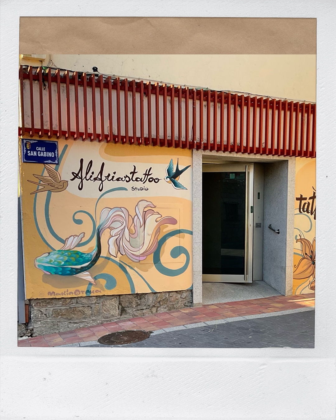 Fachada del estudio AliAriastattoo en Fresnedillas de la Oliva